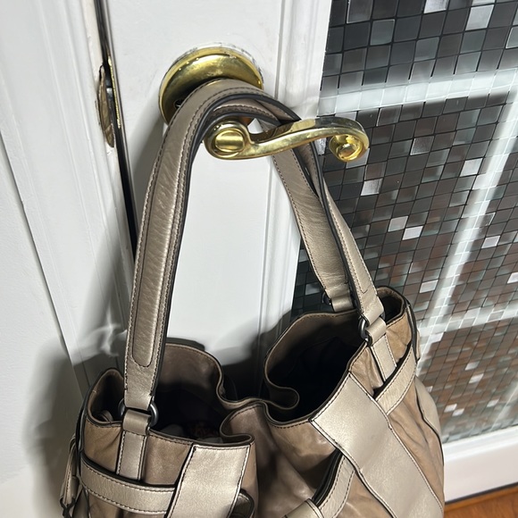 💕 Kooba taupe gray silver soft leather x large satchel shoulder bag - Picture 3 of 16